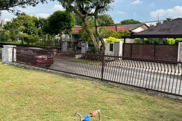 BUNGALOW IN UNIVERSITY GARDEN FOR SALE