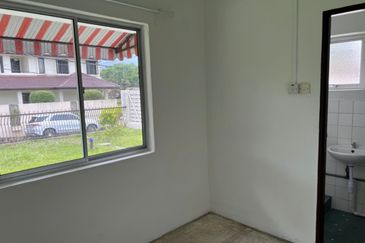 BUNGALOW IN UNIVERSITY GARDEN FOR SALE