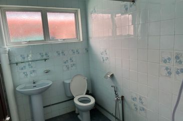 BUNGALOW IN UNIVERSITY GARDEN FOR SALE