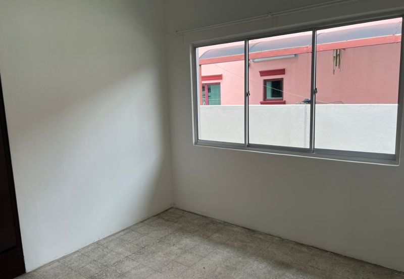 BUNGALOW IN UNIVERSITY GARDEN FOR SALE