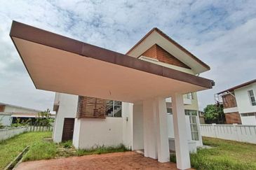 Bandar Enstek (Timur)