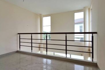 Bandar Enstek (Timur)