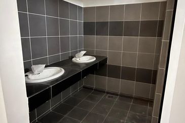 Tmn Molek-Premium 3-Storey Shop Offices for Rent