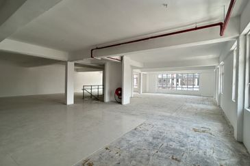 Tmn Molek - Three-adjoining Shop for SALE