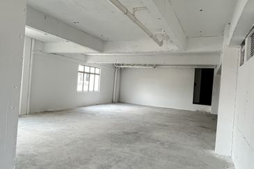 Tmn Molek - Three-adjoining Shop for SALE