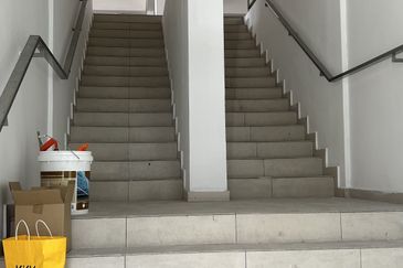 Tmn Molek - Three-adjoining Shop for SALE