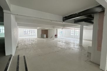 Tmn Molek - Three-adjoining Shop for SALE