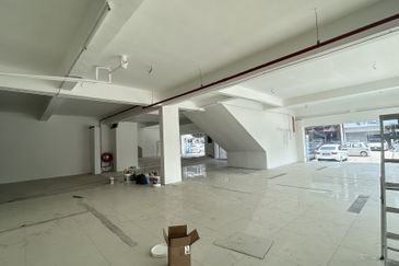 Tmn Molek - Three-adjoining Shop for SALE