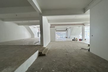 Tmn Molek - Three-adjoining Shop for SALE