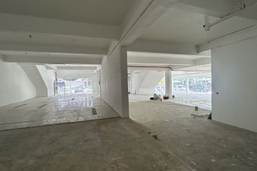 Tmn Molek - Three-adjoining Shop for SALE