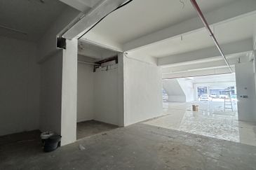 Tmn Molek - Three-adjoining Shop for SALE