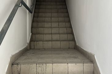 Tmn Molek - Three-adjoining Shop for SALE