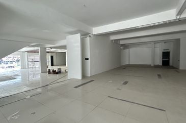 Tmn Molek - Three-adjoining Shop for SALE