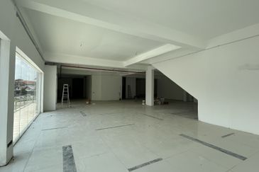 Tmn Molek - Three-adjoining Shop for SALE