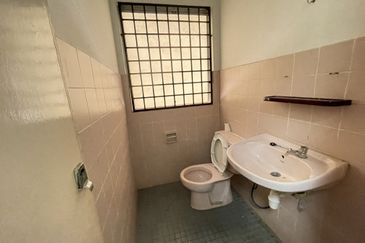 🏠 3-Storey Terrace Shop-Lot for Sale, Off Jalan Gasing, PJ, KL Kuala Lumpur | Walk-Up 🏠