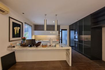 (FULLY RENOVATED + LOW DENSITY) 2 STOREY BUNGALOW @ TIARA BUNGALOW