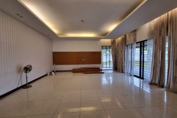 (FULLY RENOVATED + LOW DENSITY) 2 STOREY BUNGALOW @ TIARA BUNGALOW