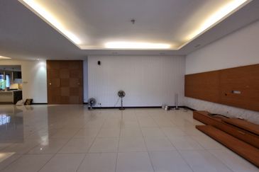 (FULLY RENOVATED + LOW DENSITY) 2 STOREY BUNGALOW @ TIARA BUNGALOW