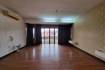 (FULLY RENOVATED + LOW DENSITY) 2 STOREY BUNGALOW @ TIARA BUNGALOW