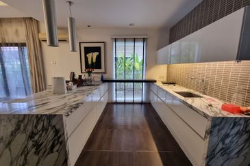 (FULLY RENOVATED + LOW DENSITY) 2 STOREY BUNGALOW @ TIARA BUNGALOW