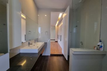 (FULLY RENOVATED + LOW DENSITY) 2 STOREY BUNGALOW @ TIARA BUNGALOW