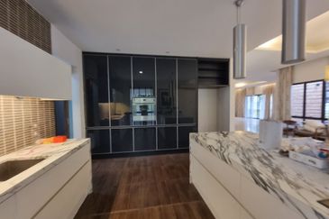 (FULLY RENOVATED + LOW DENSITY) 2 STOREY BUNGALOW @ TIARA BUNGALOW