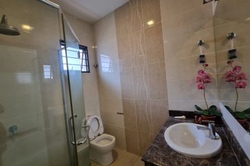 (FULLY RENOVATED + LOW DENSITY) 2 STOREY BUNGALOW @ TIARA BUNGALOW