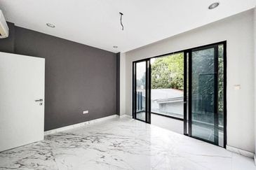 The Maisons, Perdana Lakeview East