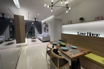 Latest Freehold serviced apartment at Temasya Glenmarie, 500m to LRT & LRT 3 stations, Excellent location at prestigious address