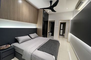 Latest Freehold serviced apartment at Temasya Glenmarie, 500m to LRT & LRT 3 stations, Excellent location at prestigious address