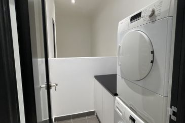 Latest Freehold serviced apartment at Temasya Glenmarie, 500m to LRT & LRT 3 stations, Excellent location at prestigious address