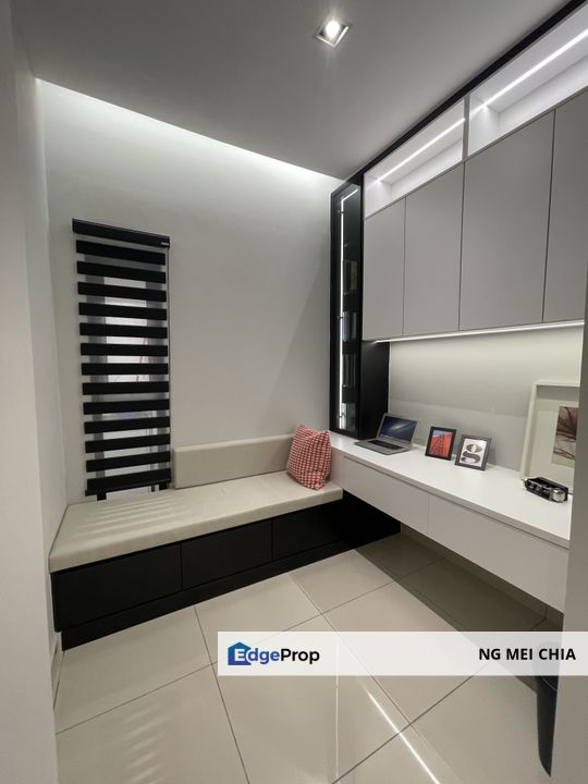 Temasya Prisma , Freehold serviced apartment, 1+1BR spacious living with balcony & yard, Walking distance to LRT and LRT station, Selangor, Glenmarie