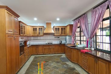 Bukit Rimau Bunglow Corner Fully Renoveted