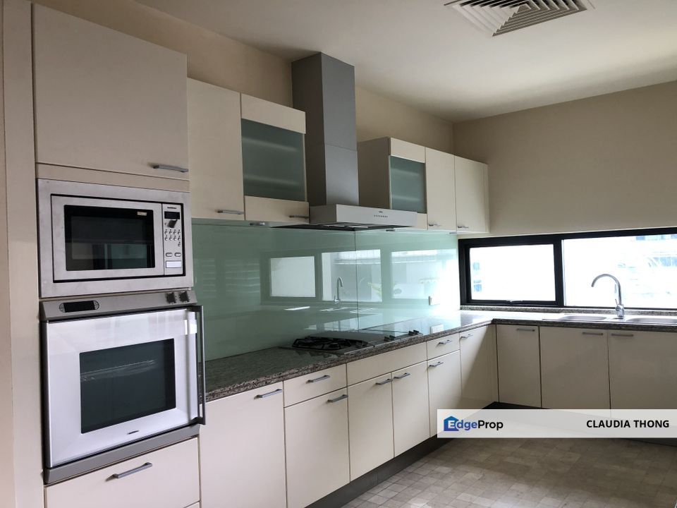 Luxury 3+1 Condo with Twin Towers View & Private Lift in Kuala Lumpur, Kuala Lumpur, KLCC