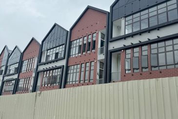 3 Storey Corner @ Sutera Square Taman Sutera Utama