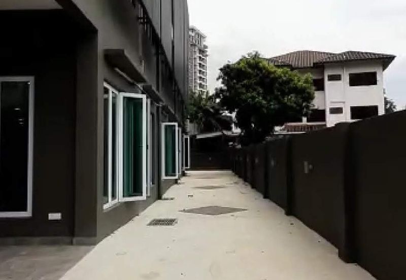 Ampang - 3 storeys, 6 rooms, near shops (15Ksf)