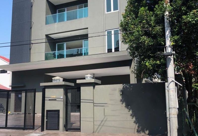 Ampang - 3 storeys, 6 rooms, near shops (15Ksf)