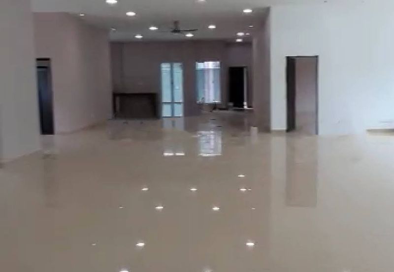 Ampang - 3 storeys, 6 rooms, near shops (15Ksf)
