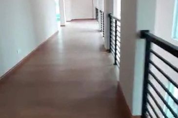 Ampang - 3 storeys, 6 rooms, near shops (15Ksf)