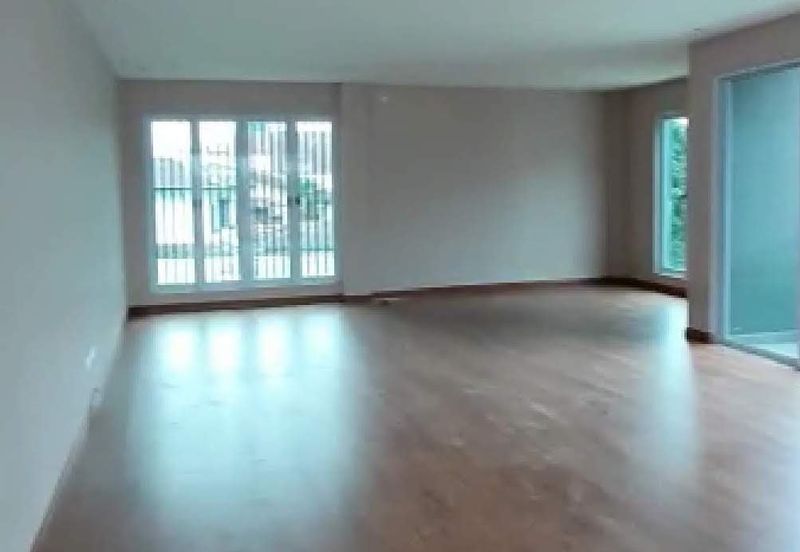 Ampang - 3 storeys, 6 rooms, near shops (15Ksf)