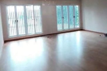 Ampang - 3 storeys, 6 rooms, near shops (15Ksf)