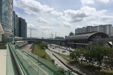 UOA business park - facing Federal Highway, LRT