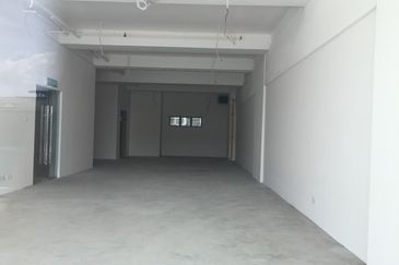 UOA business park - facing Federal Highway, LRT