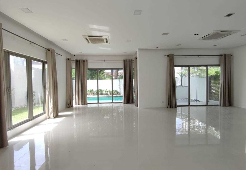 Gated, pool, new kitchen