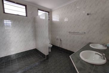 Ampang - Office/yoga/art centre (main road frontage) 