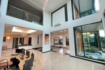 PJ - Showroom, office, residence (busy road)