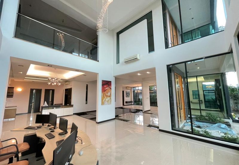 PJ - Showroom, office, residence (busy road)