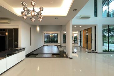 PJ - Showroom, office, residence (busy road)
