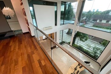 PJ - Showroom, office, residence (busy road)