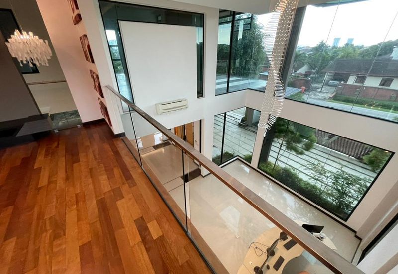 PJ - Showroom, office, residence (busy road)